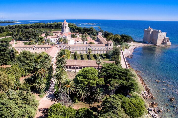 Excursion privée en bateau à Antibes et Billionaire Bay – Détente et plongée avec tuba
