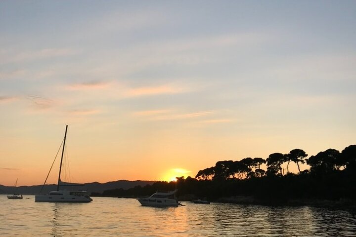 Excursion privée en bateau à Antibes et Billionaire Bay – Détente et plongée avec tuba