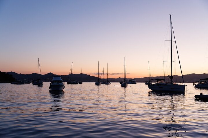 Excursion privée en bateau à Antibes et Billionaire Bay – Détente et plongée avec tuba