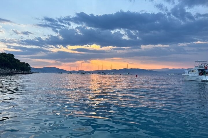 Excursion privée en bateau à Antibes et Billionaire Bay – Détente et plongée avec tuba