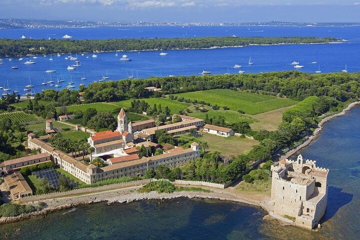 Excursion privée en bateau à Antibes et Billionaire Bay – Détente et plongée avec tuba