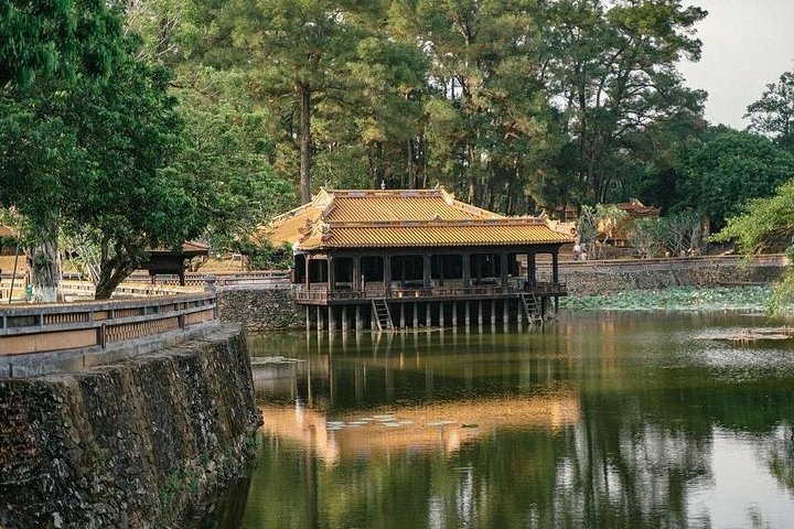 Tour della città di Hue con autista privato Itinerario flessibile e personalizzato