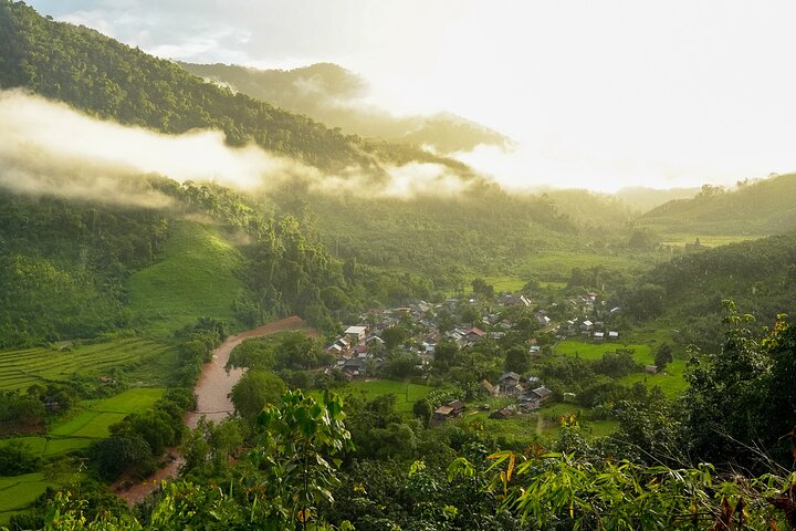 Bungalower och bambu spår: A 4 - Day Luang Namtha Cultural Retreat