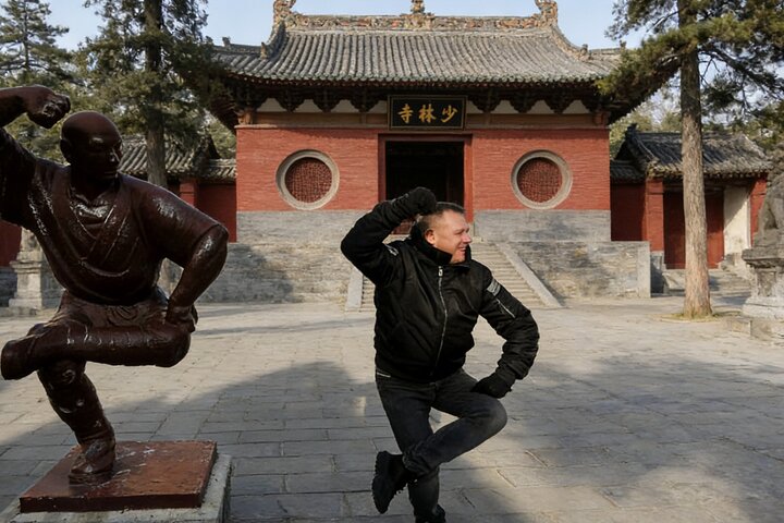 Private Zhengzhou-Tour zum Shaolin-Tempel mit Kung Fu-Unterricht und Aktivitäten