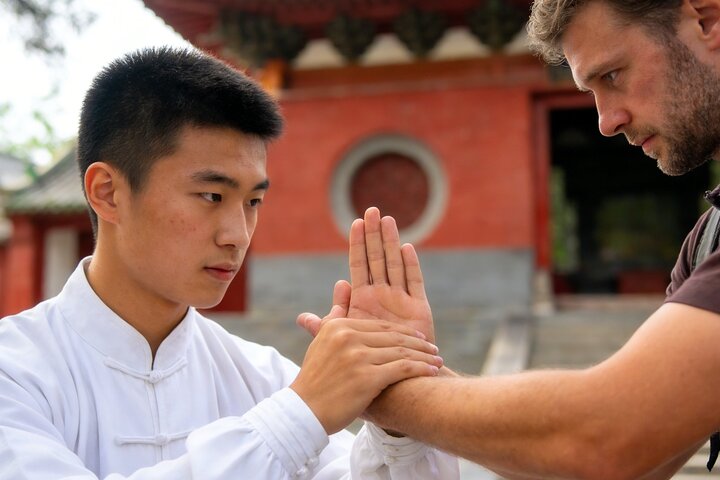 Private Zhengzhou-Tour zum Shaolin-Tempel mit Kung Fu-Unterricht und Aktivitäten