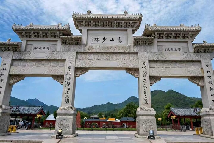 Private Zhengzhou-Tour zum Shaolin-Tempel mit Kung Fu-Unterricht und Aktivitäten