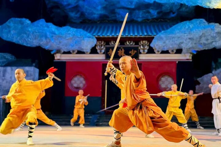 Private Zhengzhou-Tour zum Shaolin-Tempel mit Kung Fu-Unterricht und Aktivitäten