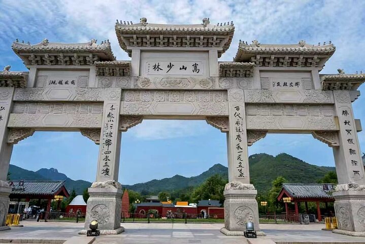 All Inclusive Private Tagestour zum Shaolin-Tempel und den Longmen-Grotten von Zhengzhou