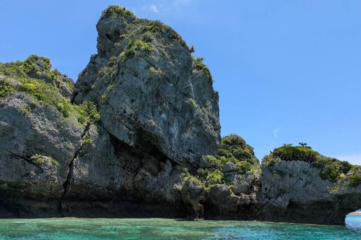 180 minuter privat vattenskotertur på Okinawas östkust