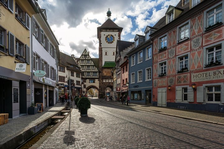 Partindo de Estrasburgo, visite a Floresta Negra em Triberg, Titisee e Freiburg.