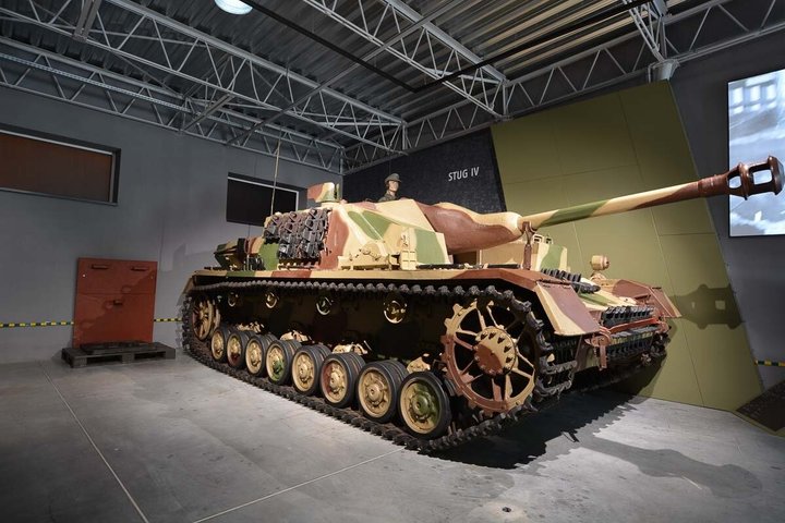Poznan Private WWII Tour i Gaz 69 Army Car