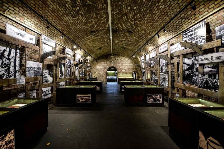 Poznan Private WWII Tour i Gaz 69 Army Car
