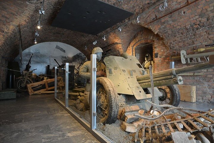 Poznan Private WWII Tour i Gaz 69 Army Car