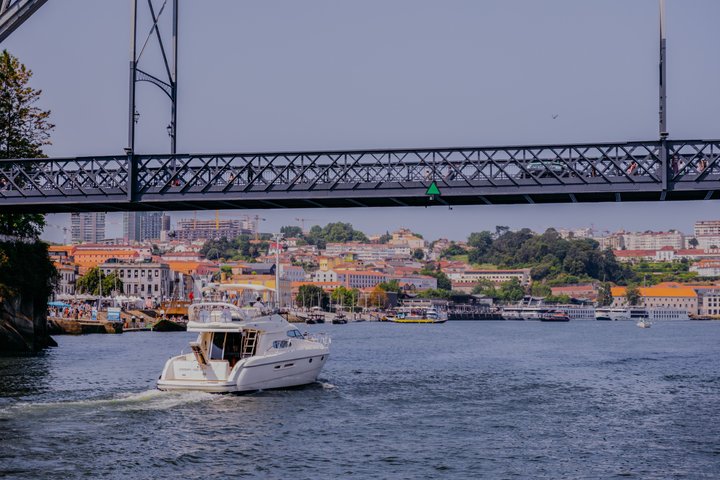 Oporto: Crucero de lujo en yate con vino, aperitivos y 7 puentes.