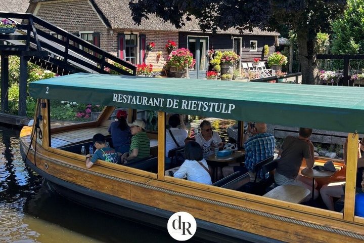 Crucero panorámico por el Canal de Giethoorn con un patrón local