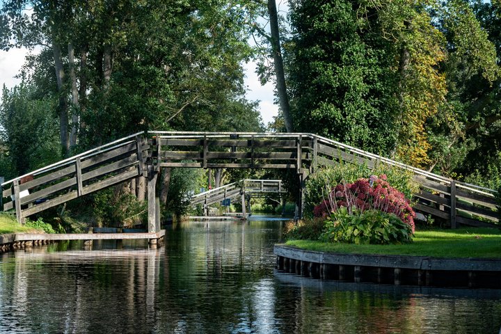 Crucero panorámico por el Canal de Giethoorn con un patrón local