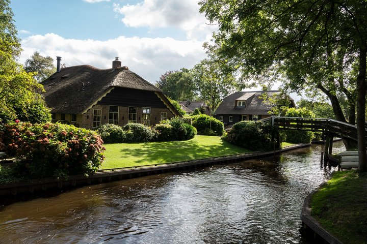Crucero panorámico por el Canal de Giethoorn con un patrón local