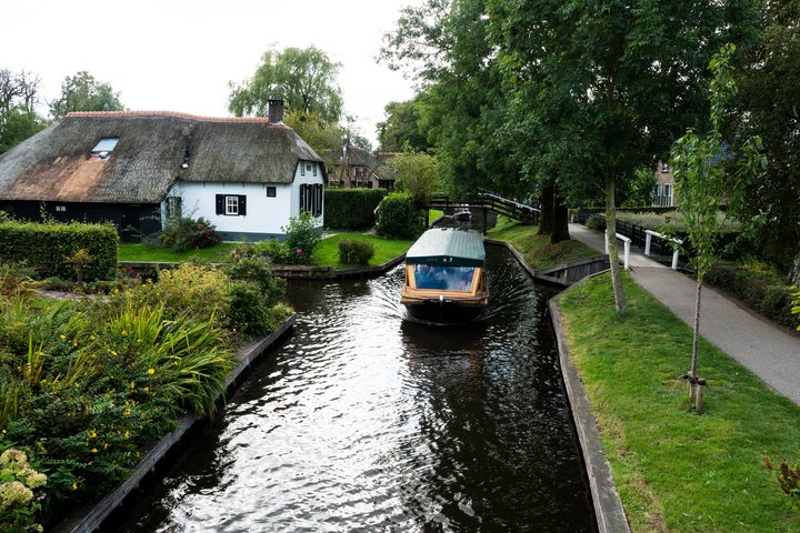 Crucero panorámico por el Canal de Giethoorn con un patrón local