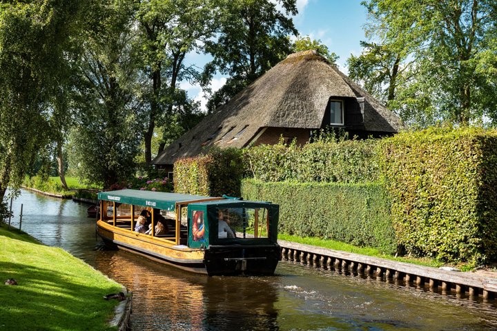 Crucero panorámico por el Canal de Giethoorn con un patrón local