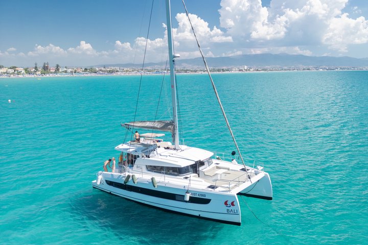 Cagliari Katamaran-Segeltour: Malerische Küste und Schnorchelmöglichkeiten
