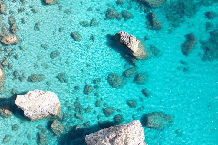 Cagliari Katamaran-Segeltour: Malerische Küste und Schnorchelmöglichkeiten