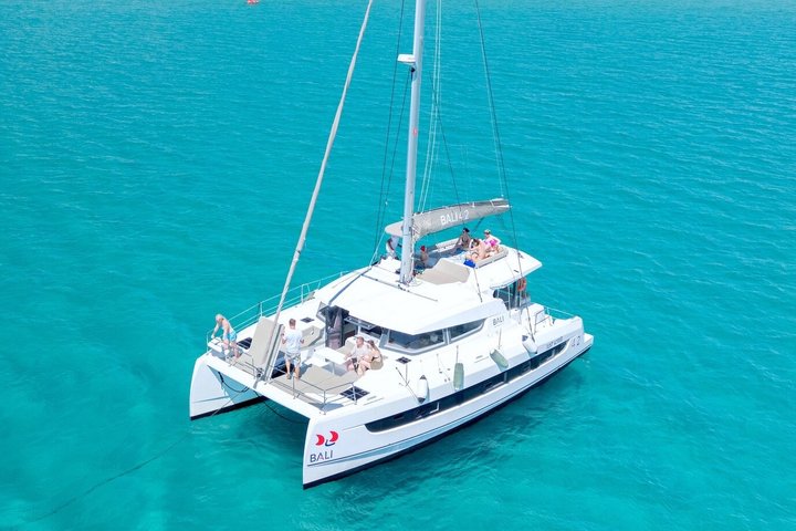 Cagliari Katamaran-Segeltour: Malerische Küste und Schnorchelmöglichkeiten