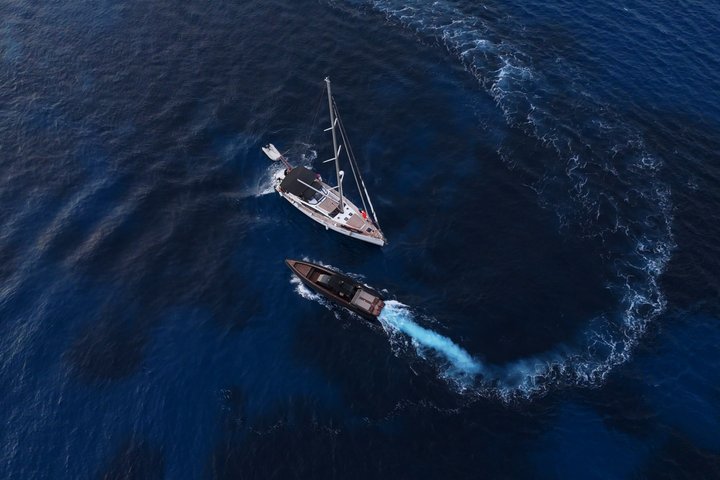 Milos luksus seilbåt cruise til Kleftiko Bay med måltider og drikke