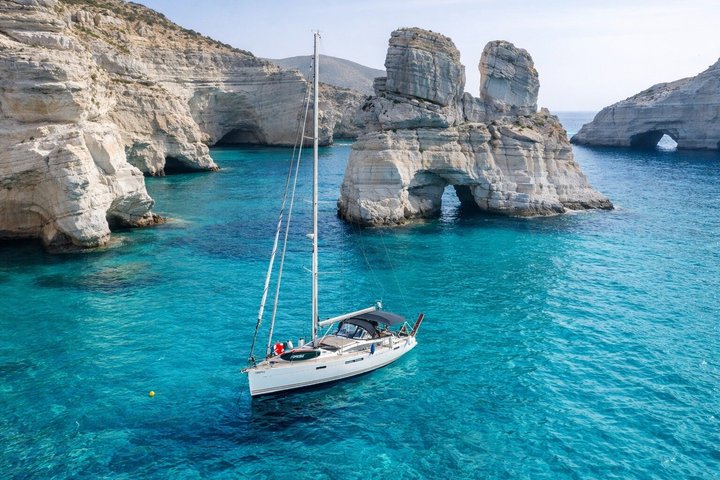 Milos luksus seilbåt cruise til Kleftiko Bay med måltider og drikke