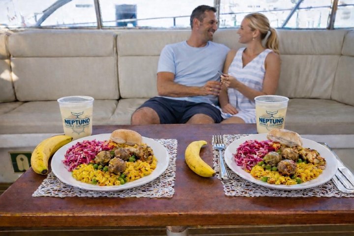 Scoprire le balene a Tenerife: tour in yacht con bagno e pranzo