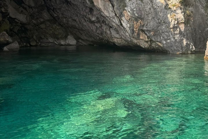 Sarandë : Excursion en bateau en petit groupe avec arrêts baignade, boissons et parasols