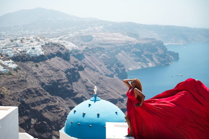 Santorini Flying Dress Experience mit Hotel Abholung und Rückgabe