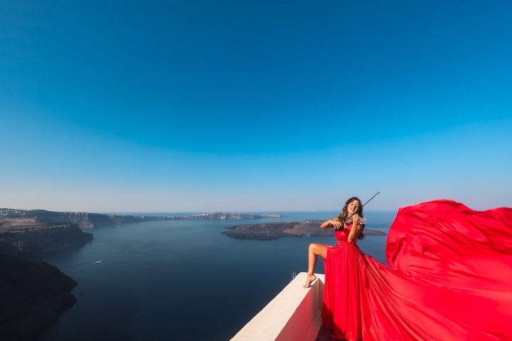 Santorini Flying Dress Experience mit Hotel Abholung und Rückgabe