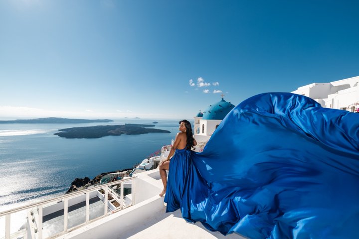 Santorini Flying Dress Experience mit Hotel Abholung und Rückgabe