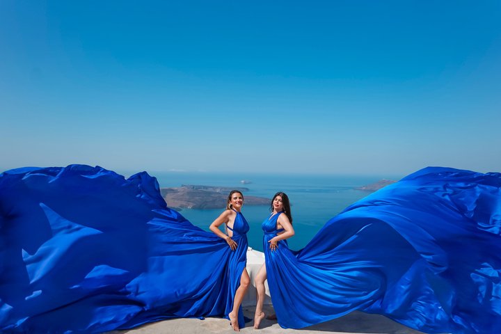Santorini Flying Dress Experience mit Hotel Abholung und Rückgabe