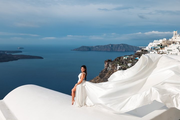Santorini Flying Dress Experience mit Hotel Abholung und Rückgabe