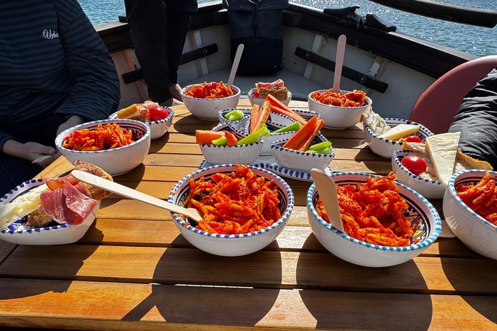 Passeio de barco em Cagliari: 5 paradas para nadar, mergulho com snorkel e aperitivo da Sardenha.