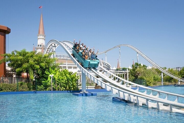 Seite: Land of Legends Themenpark-Ticket mit Hoteltransfer