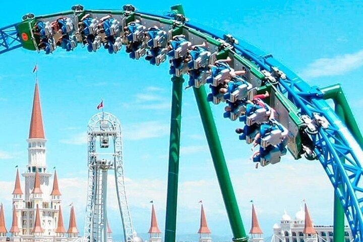 Seite: Land of Legends Themenpark-Ticket mit Hoteltransfer