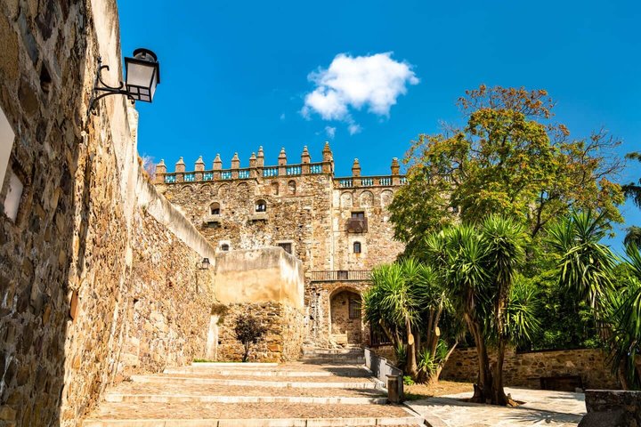 Hola Caceres : Privado 2 - Horas Intro Paseo por la ciudad con guía local