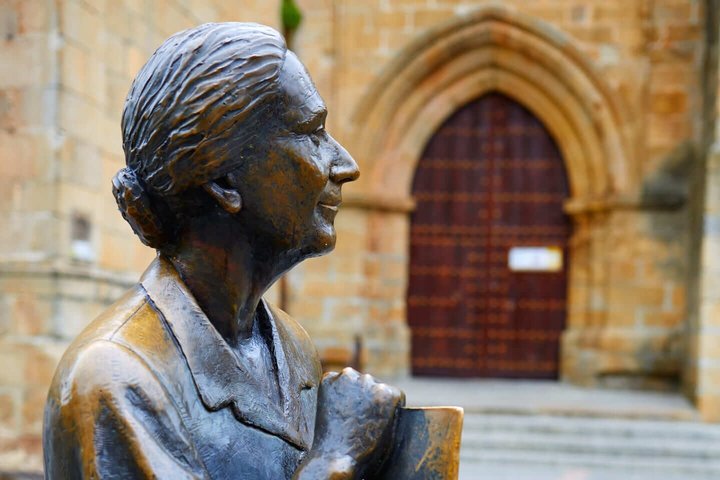 Hola Caceres : Privado 2 - Horas Intro Paseo por la ciudad con guía local