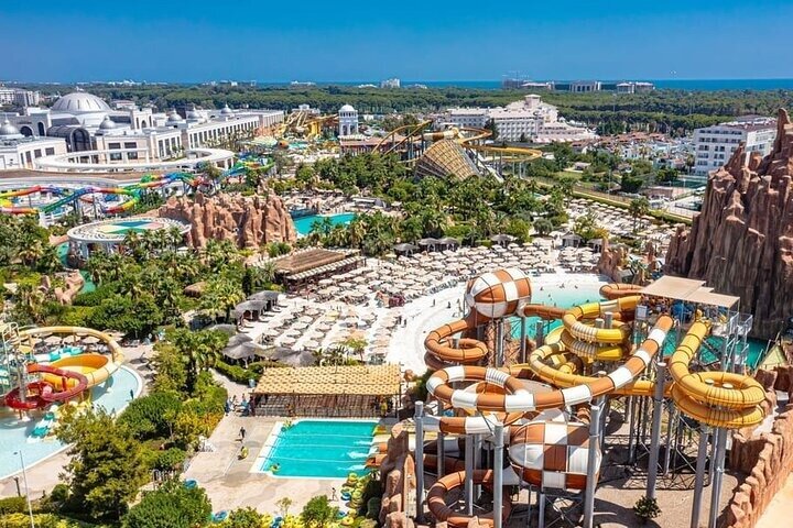 Seite: Land of Legends Themenpark-Ticket mit Hoteltransfer