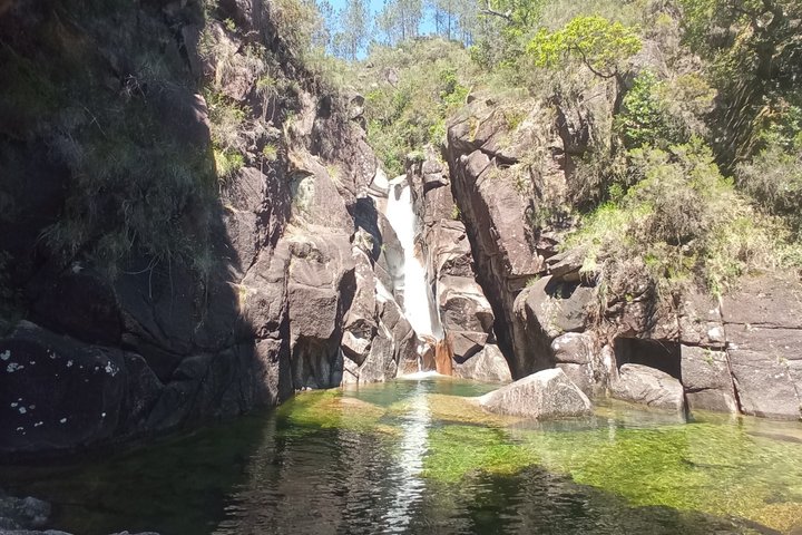 Kajakfahren und Wasserfall im Peneda-Gerês-Nationalpark von Porto aus