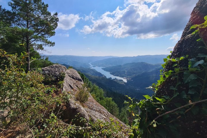 Kajakfahren und Wasserfall im Peneda-Gerês-Nationalpark von Porto aus