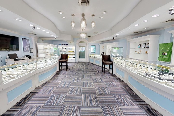 Hoteller i nærheden af Bling and Beverages Cayman Jewelry Shopping Experience