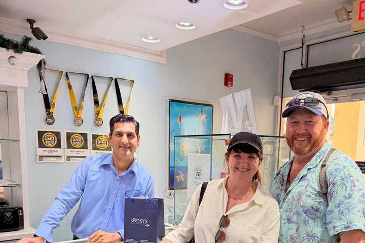 Hoteller i nærheden af Bling and Beverages Cayman Jewelry Shopping Experience