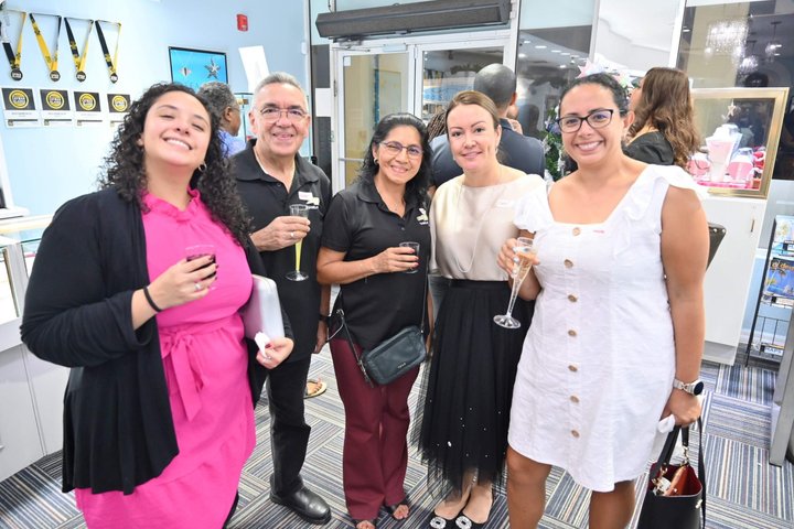 Hoteller i nærheden af Bling and Beverages Cayman Jewelry Shopping Experience