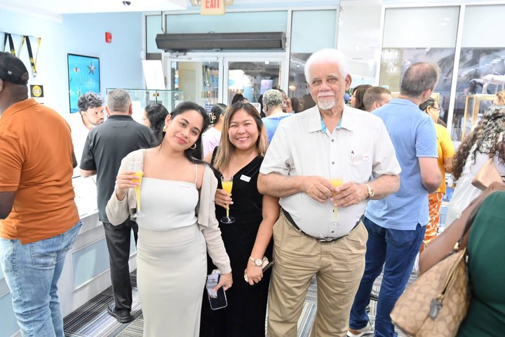 Hoteller i nærheden af Bling and Beverages Cayman Jewelry Shopping Experience