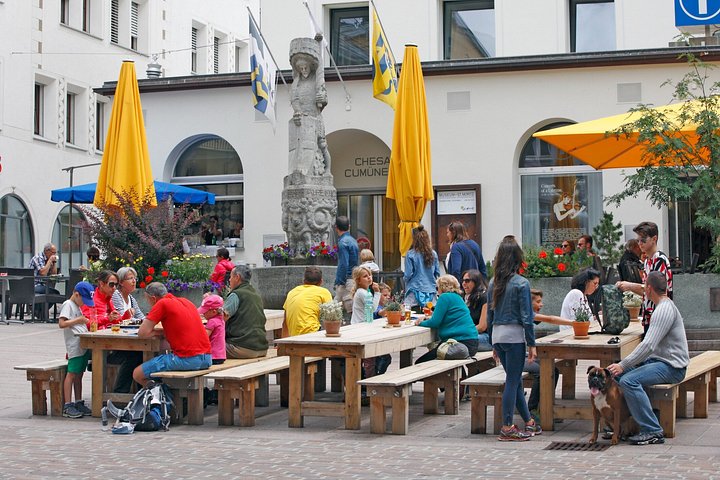Tour a piedi della cultura privata di St Moritz oltre le piste