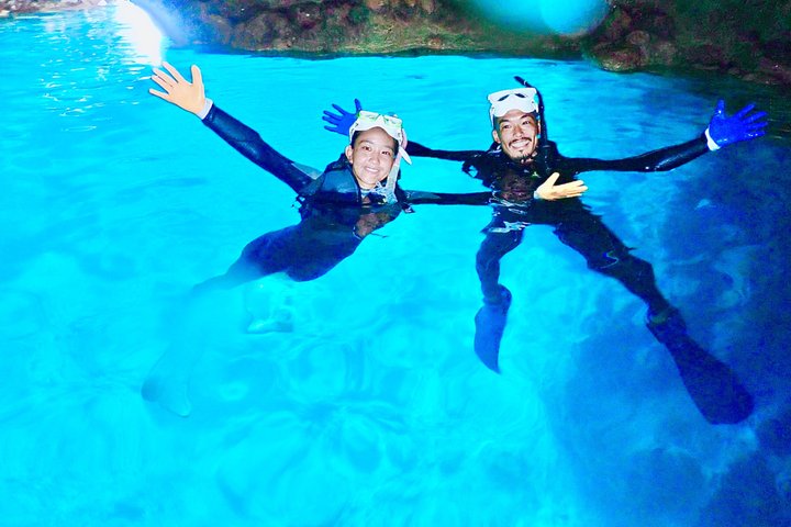 Mergulhe com snorkel na área da caverna azul! [Prefeitura de Okinawa] Alimentação e imagens fotográficas gratuitas!Guia inglês e chinês disponível!