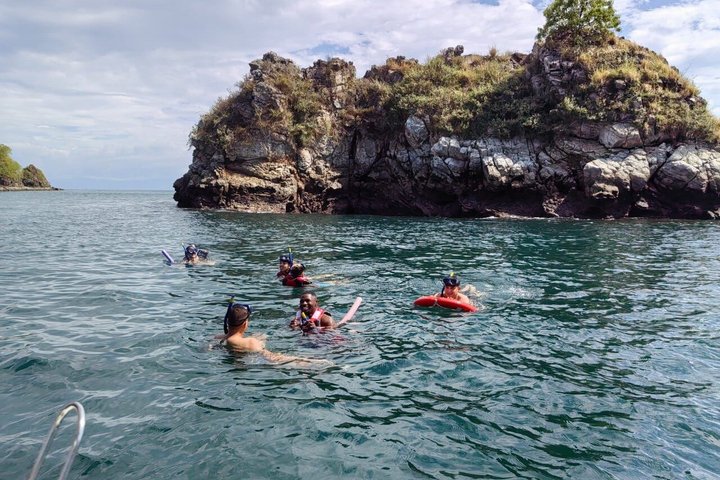 Excursion privée à l'île Tortuga pour 4 personnes avec déjeuner et plongée en apnée